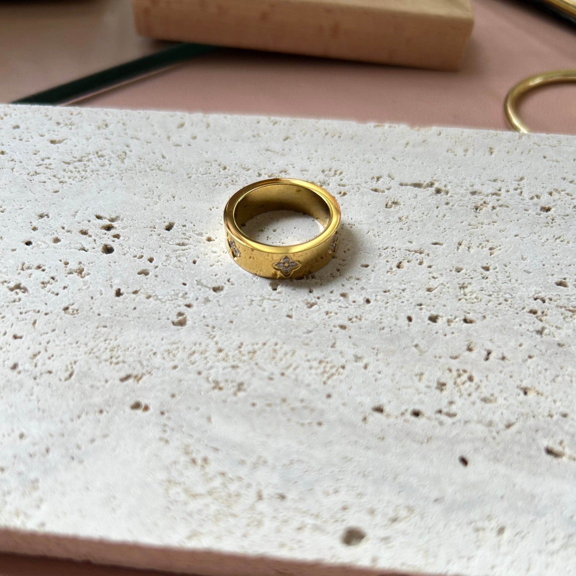 RILEY - Clover Ring with Zirconia Stones