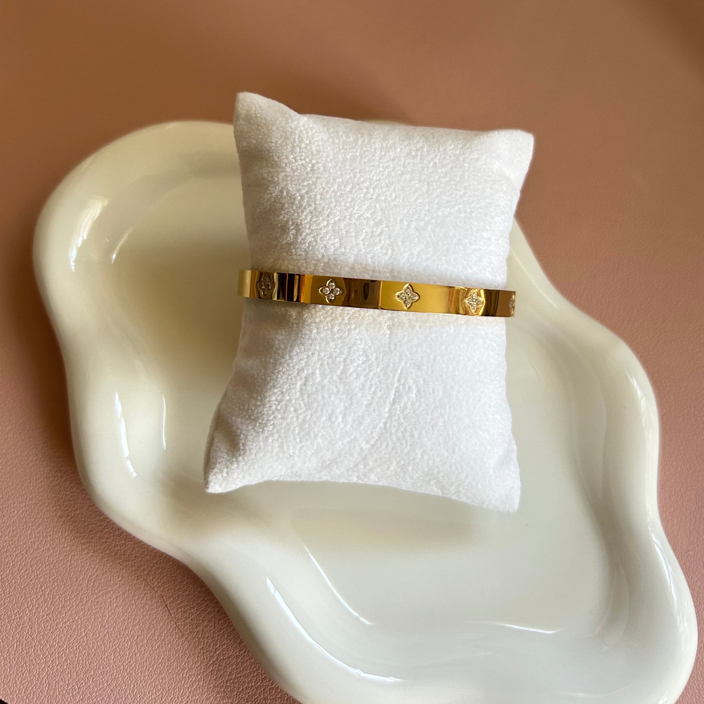 RILEY - Clover Bangle with Zirconia Stones