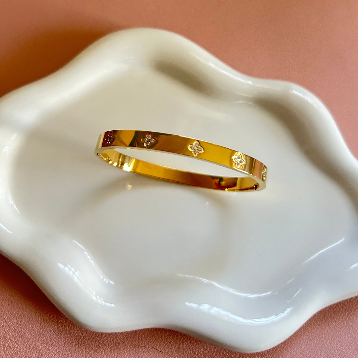 RILEY - Clover Bangle with Zirconia Stones