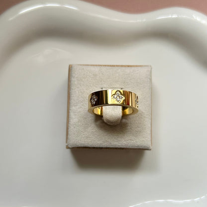 RILEY - Clover Ring with Zirconia Stones