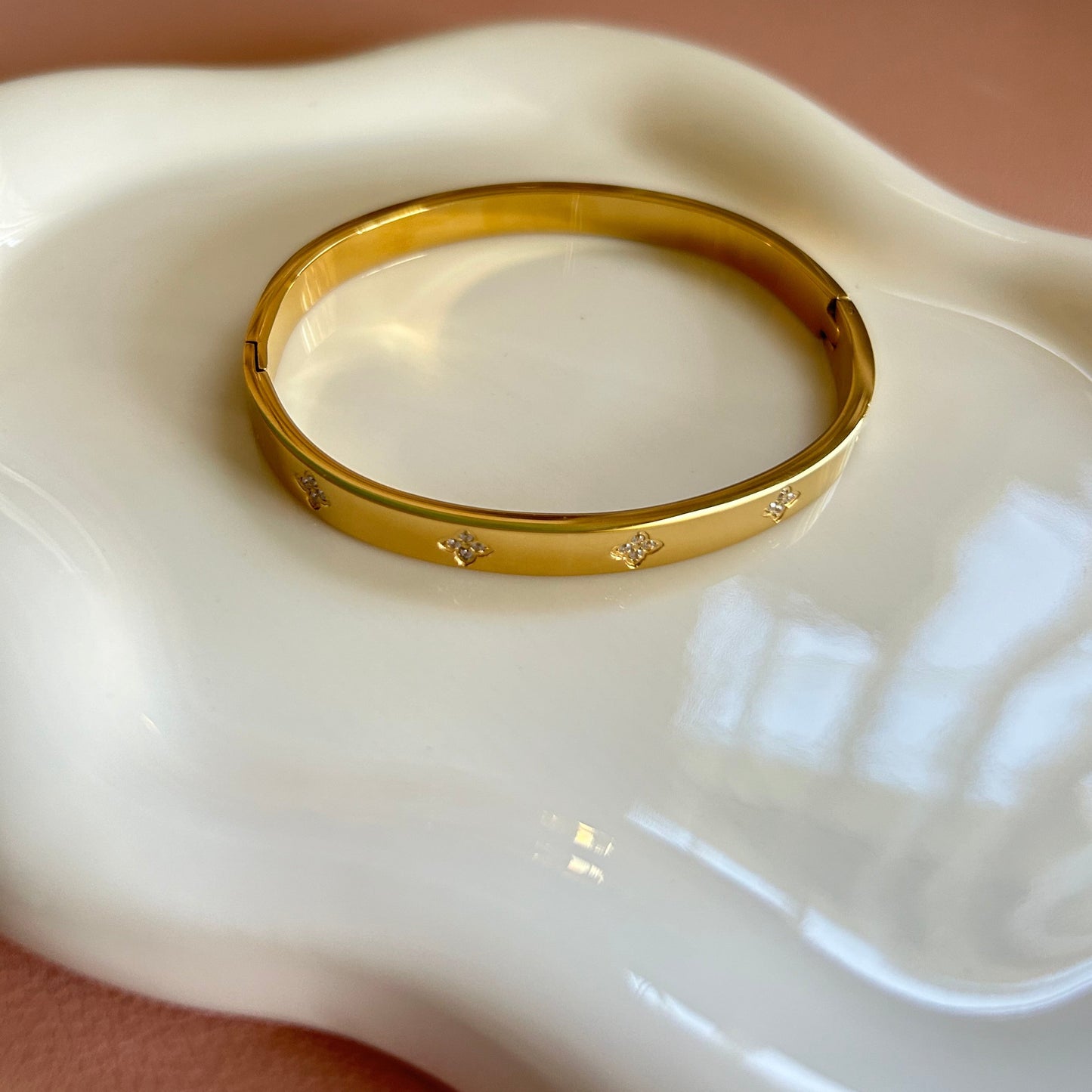 RILEY - Clover Bangle with Zirconia Stones
