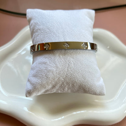 RILEY (S) - Clover Bangle with Zirconia Stones